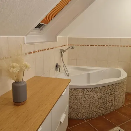 Wellnesshaus Dorfblick Mit Outdoor-jacuzzi Und Infrarotkabine, Neu! Dreis-Brück