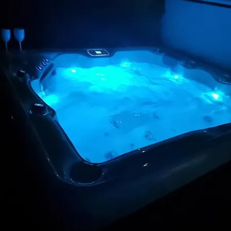 Wellnesshaus Dorfblick Mit Outdoor-jacuzzi Und Infrarotkabine, Neu! Nyaraló